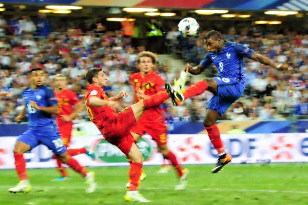 法国国家足球队球员在比赛中激烈拼抢的瞬间