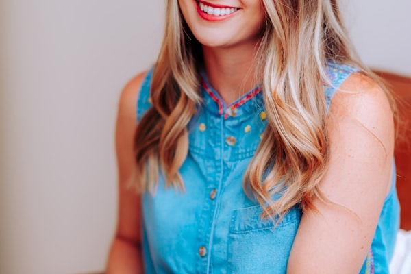 巴西国家足球队在绿茵场上训练的场景